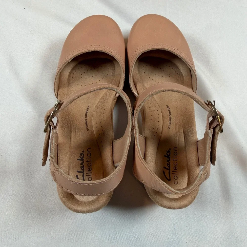 Clarks Paizlee Bay Clog Sandals 7W Tan Neutral Leather Ankle Strap Wooden Wedge